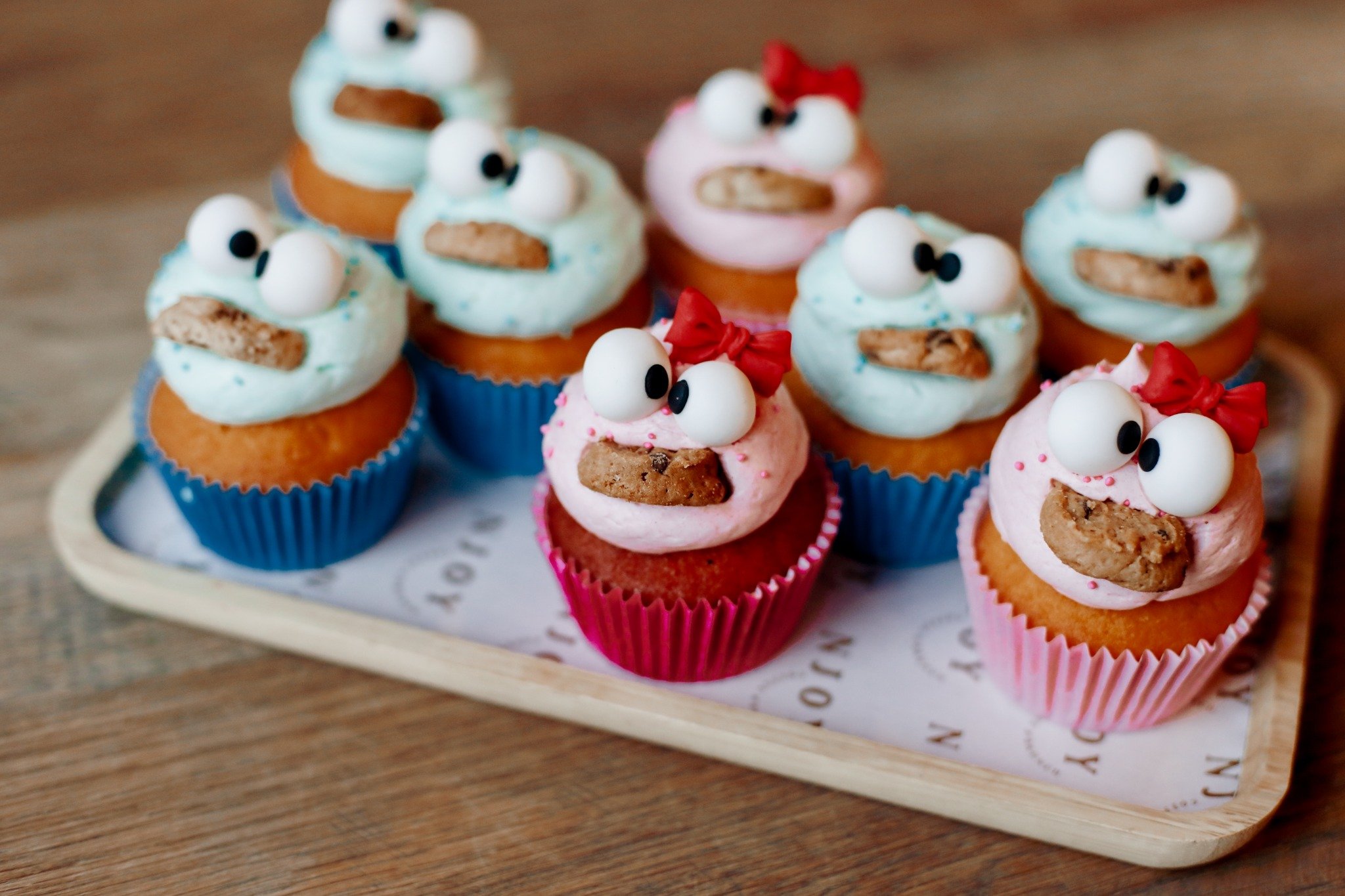 Huisgemaakte cookie monster cupcake (blauw)