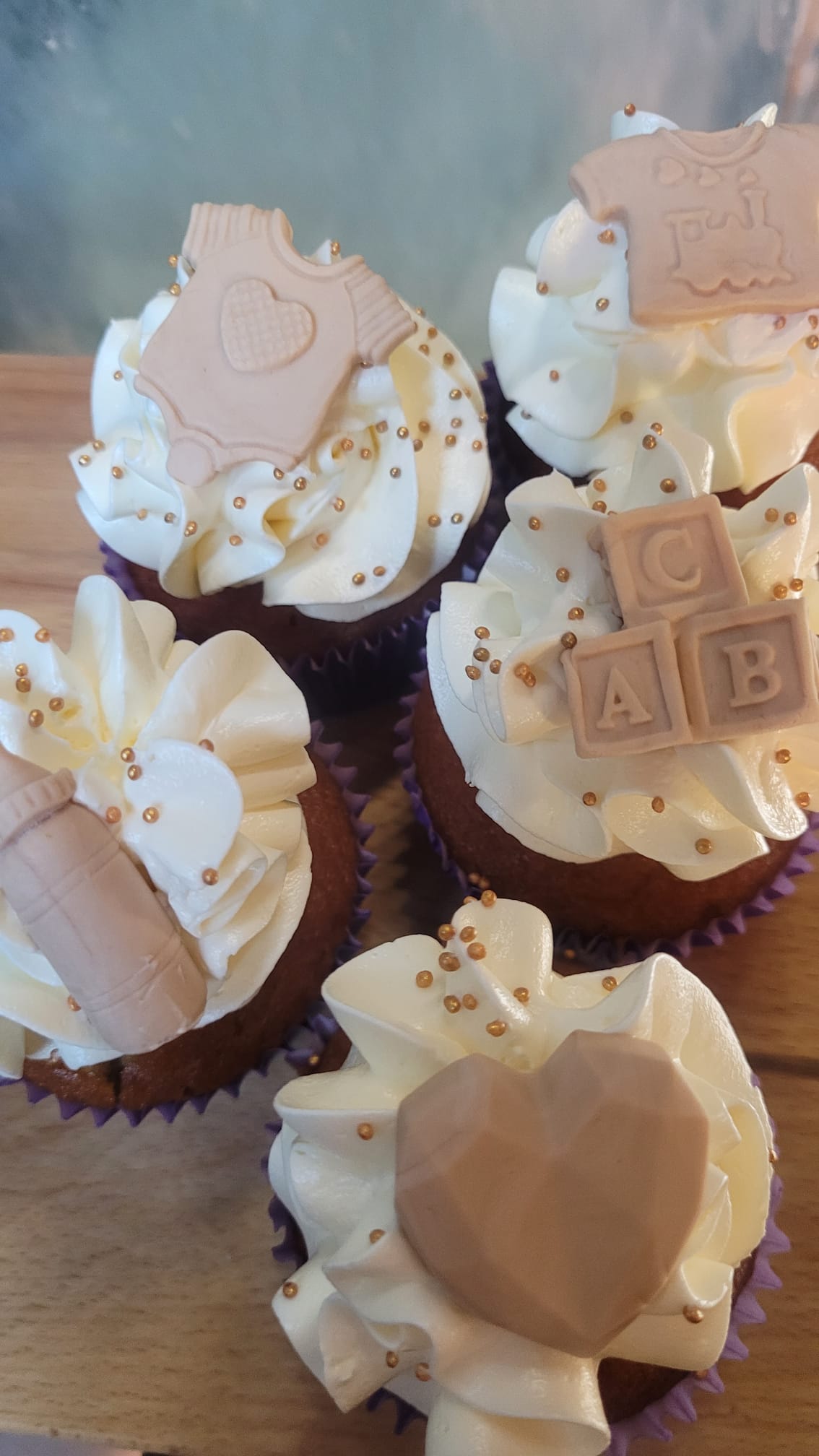 Huisgemaakte babyshower cupcake (neutraal)